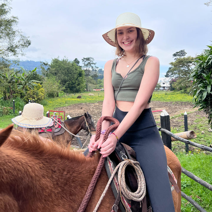 Persona cabalgando soriente.