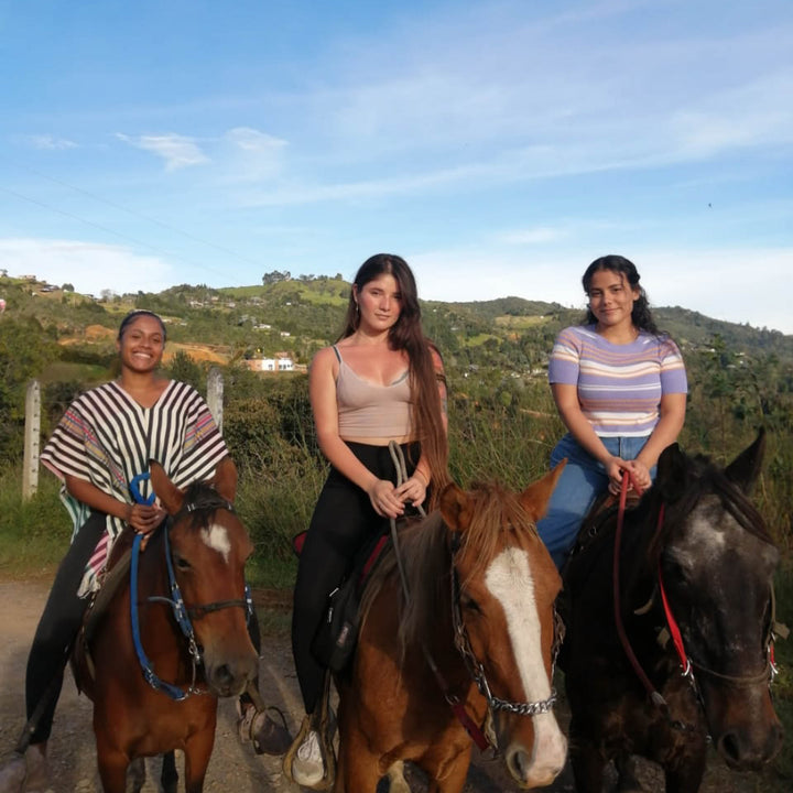 Grupo de amigas cabalgando.