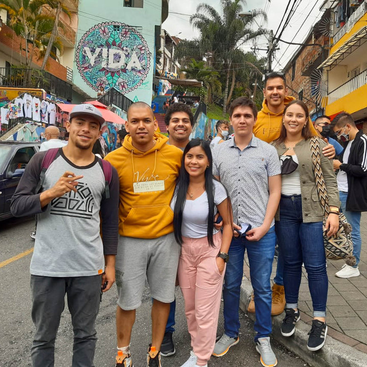 grupo de amigos en la calle llena de color.