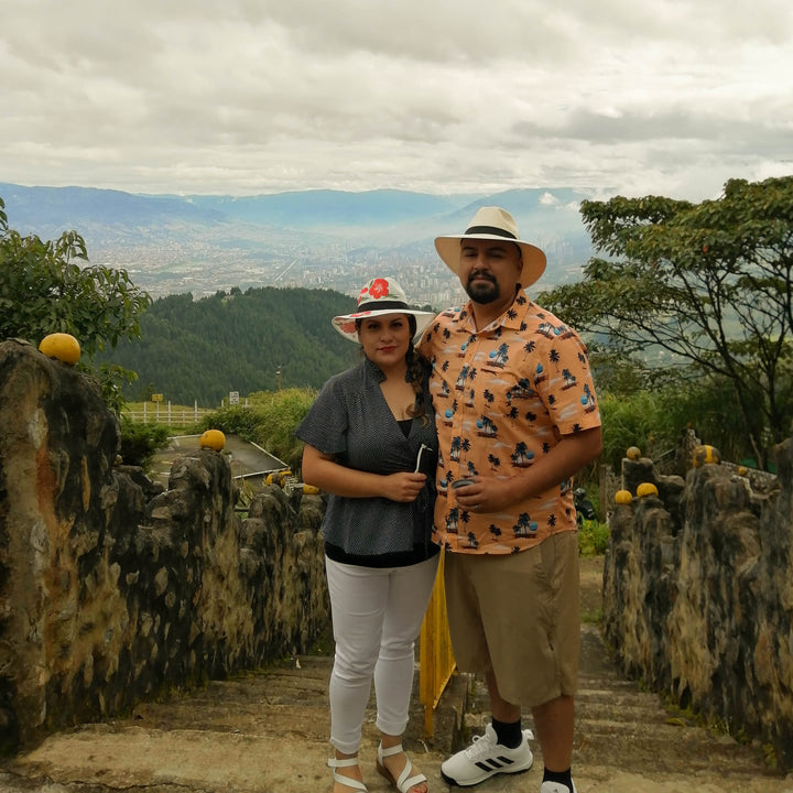 Pareja en medio del campo.