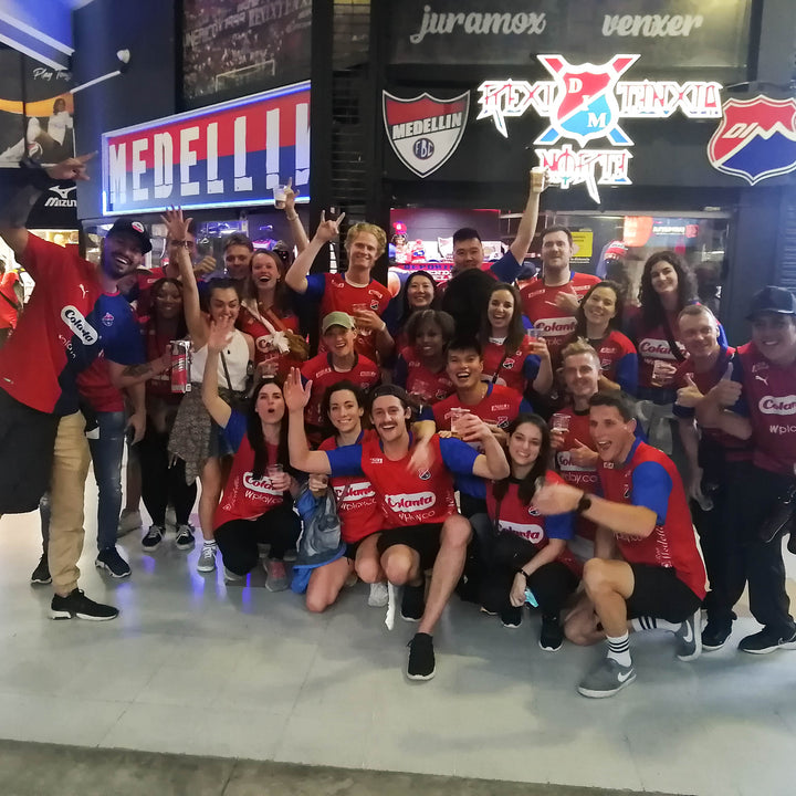 Grupo de personas en el museo del futbol. 