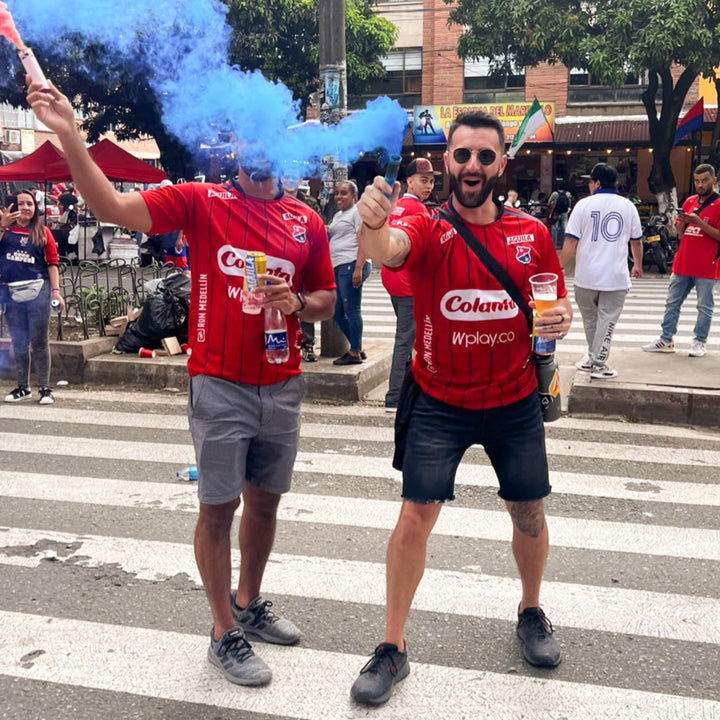 Dos hombres disfrutando del futbol. 