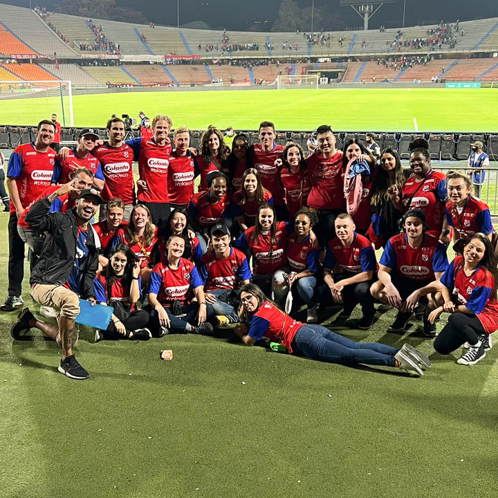 Grupo de personas en la cancha de futbol. 