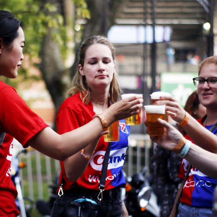 Tres mujeres disfrutando de una cerveza. 