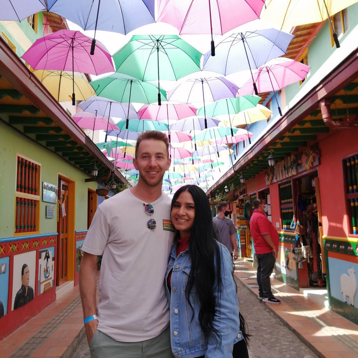 Pareja en la calle de las sombrillas coloridas. 