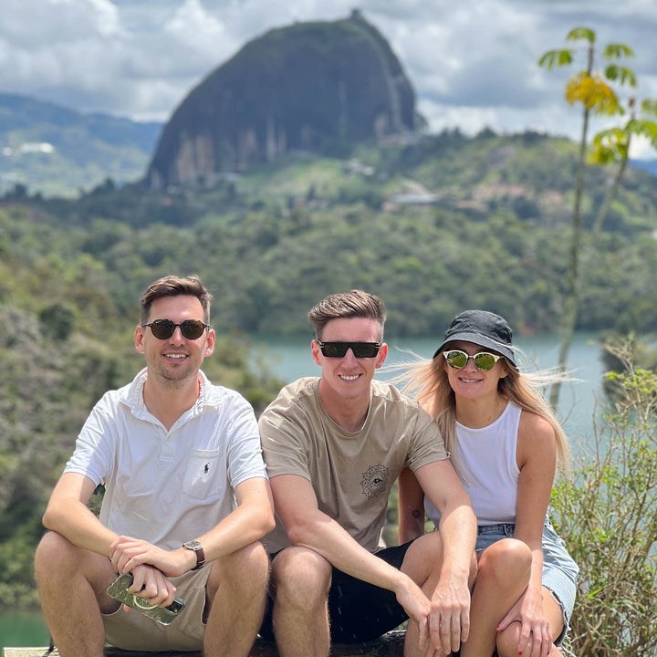 Tres personas junto a la piedra del peñol, Guatapé - Antioquia. 