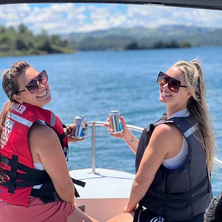 Dos mujeres en bote en la represa de Guatapé. 