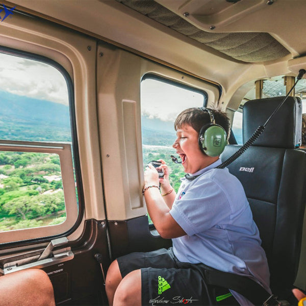 Niño, volando en helicóptero en la cuidad de Medellín. 