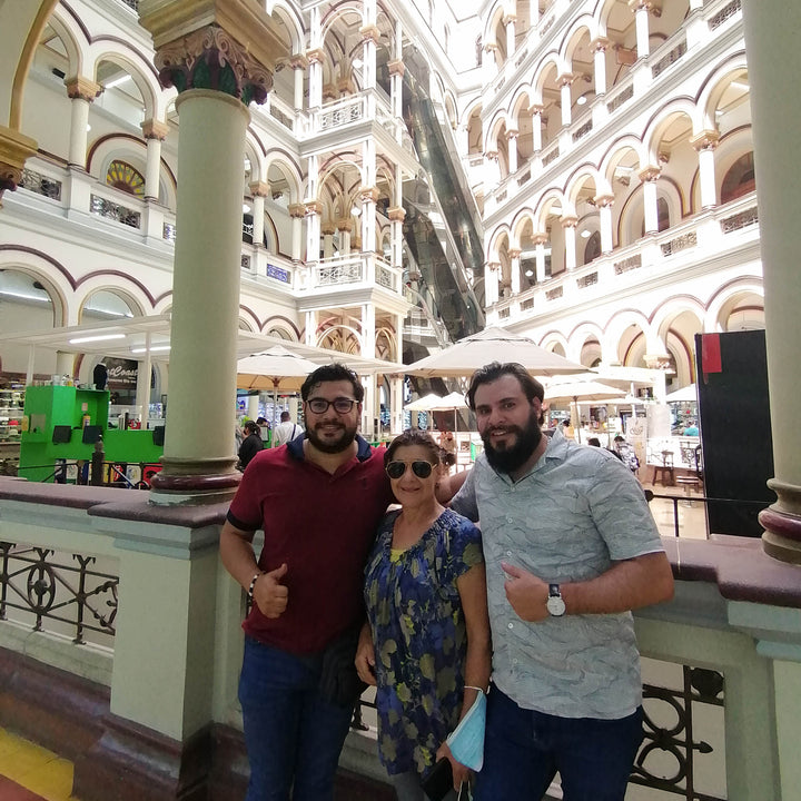 Dos hombres y una mujer en el museo.