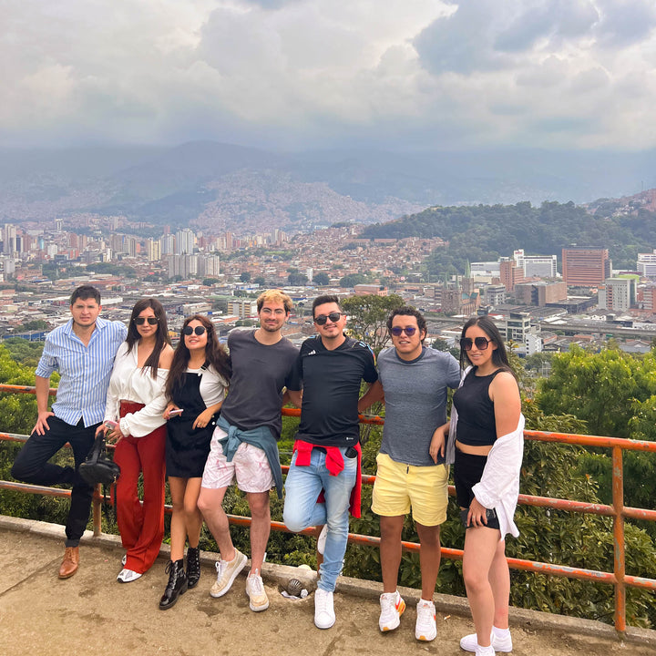 Grupo de amigos en un mirador de la cuidad de Medellín. 