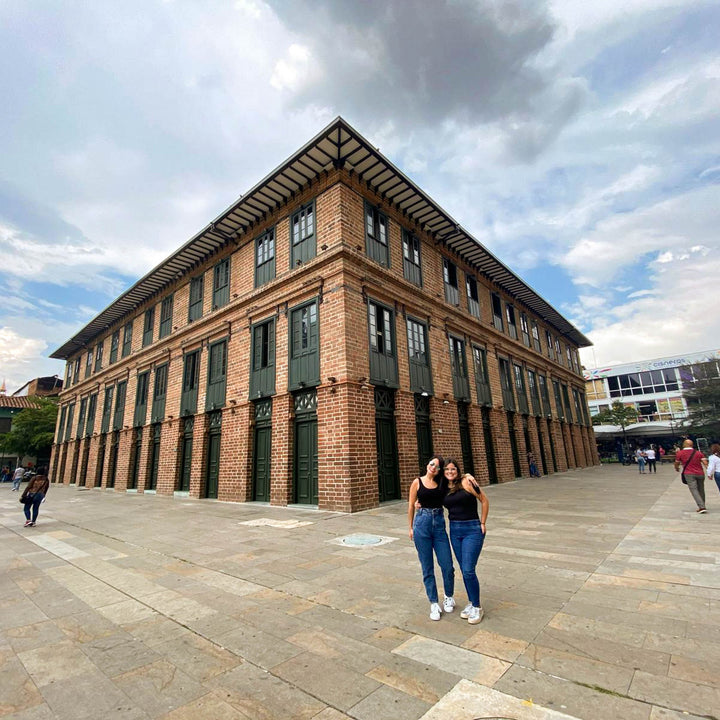 Dos mujeres en la calle del centro de Medellín.