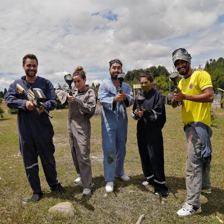 Grupo de personas en un campo de paintball 