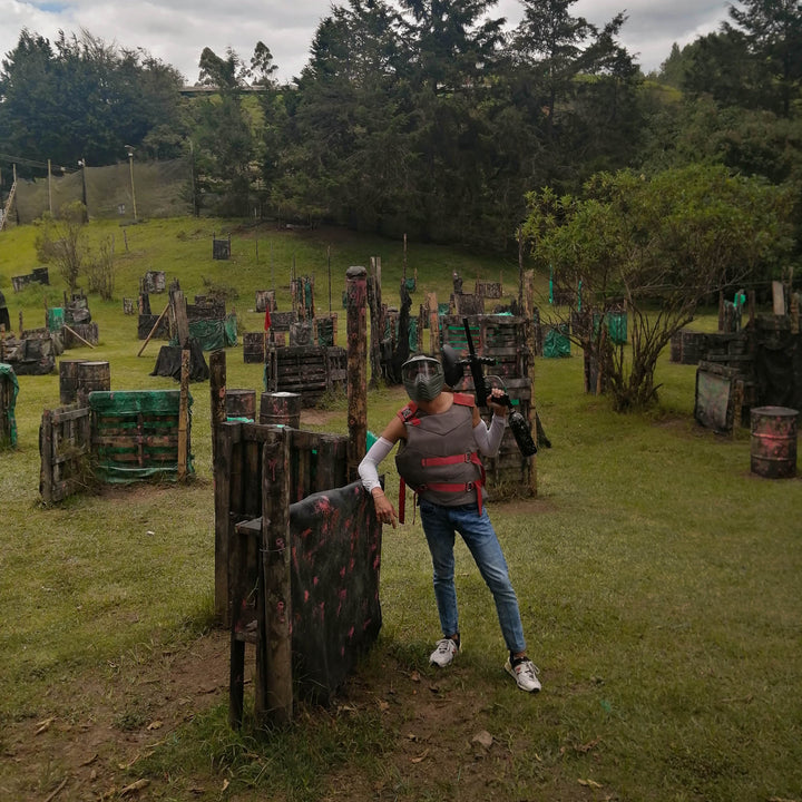 Persona en campo de paintball 