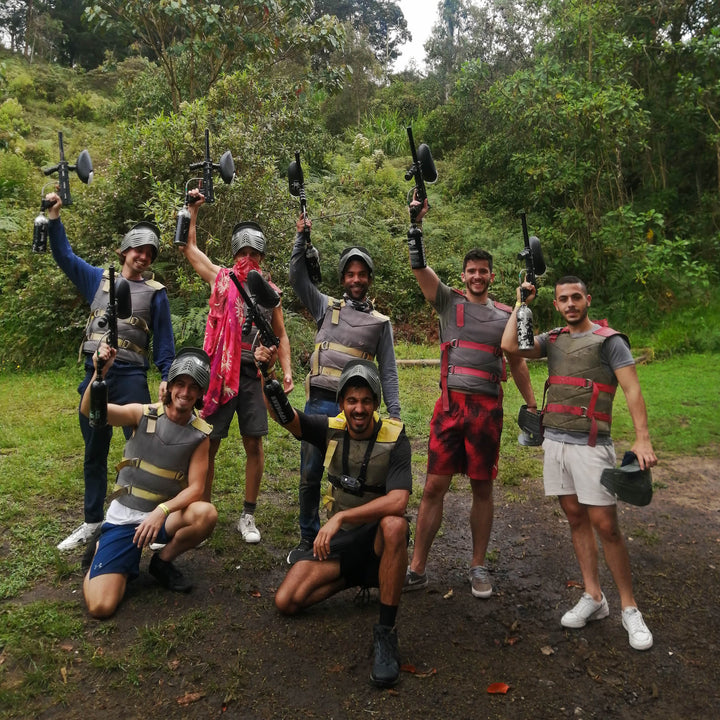 Personas juagando paintball.