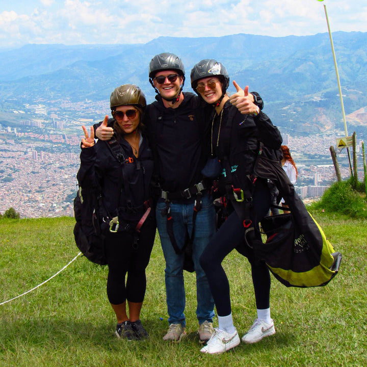 Grupo de personas en un mirador.