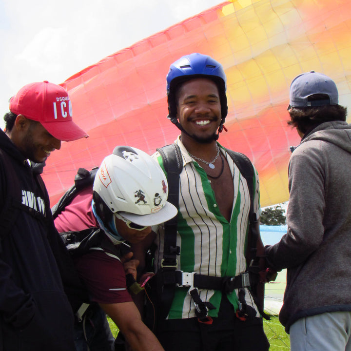 Personas preparándose para volar en parapente. 