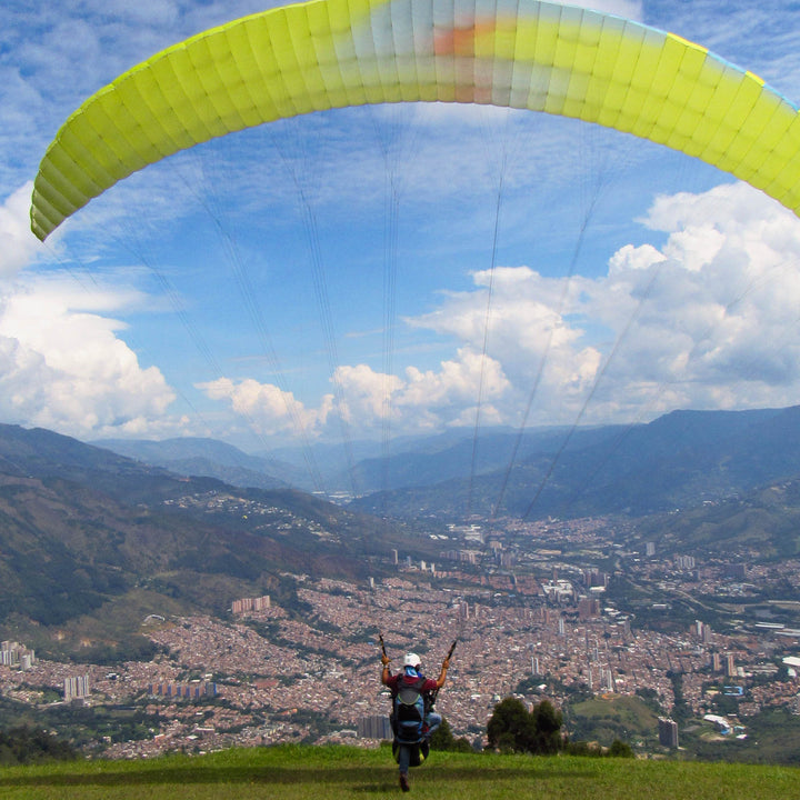 Persona a punto de lanzarse en parapente. 