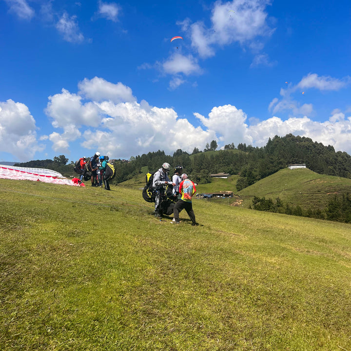 Personas practicando el salto en parapente. 