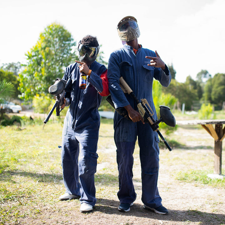 Dos personas jugando paintball 