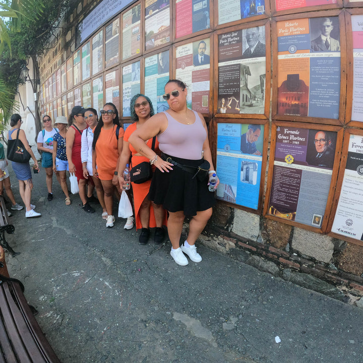 grupo de amigas frente a cuadros históricos. 