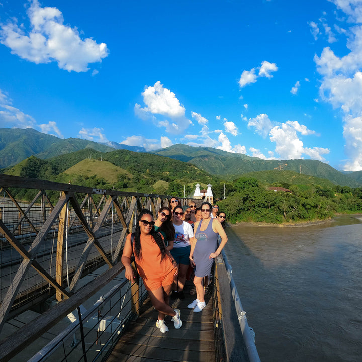 Grupo de amigas en represa. 