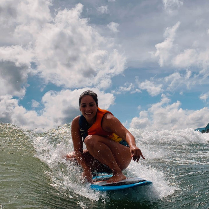 Mujer practicando Wakeboard