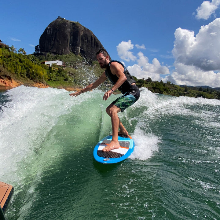 Hombre practicando Wakeboard en Guatapé 