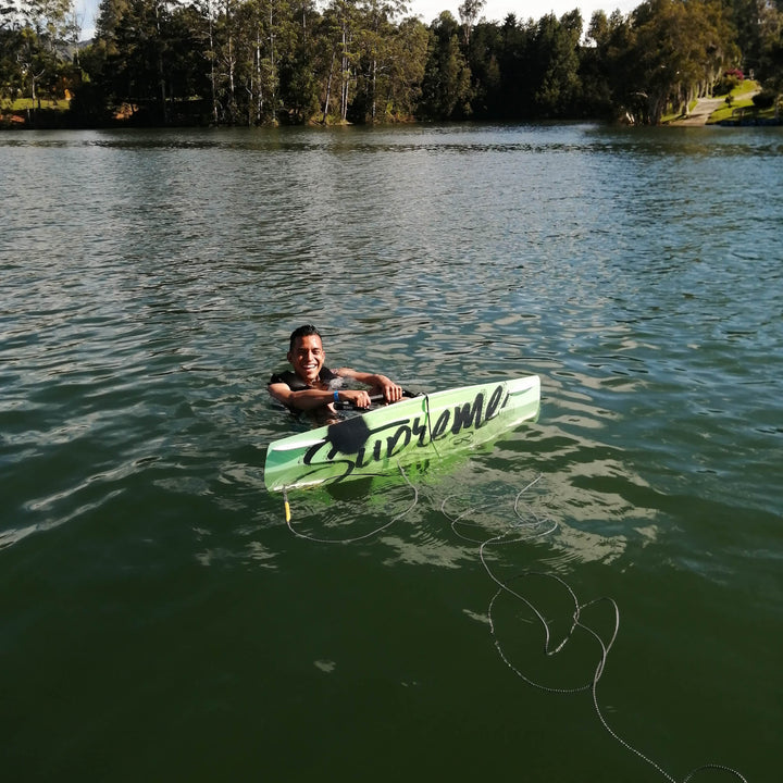 Persona en tabla de Wakeboard. 